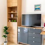 Duo Lipa By Belmont Realty * זאדאר