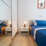 Duo Lipa By Belmont Realty * זאדאר
