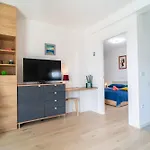 Duo Lipa By Belmont Realty זאדאר