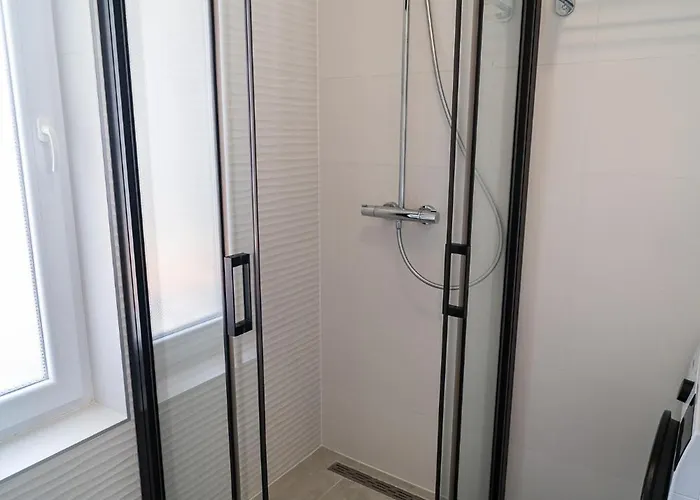 Duo Lipa By Belmont Realty Apartman