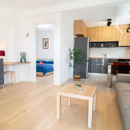 Duo Lipa By Belmont Realty Apartment *