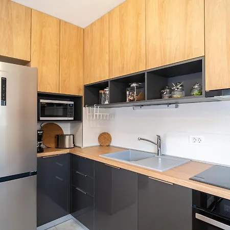 Duo Lipa By Belmont Realty Apartment