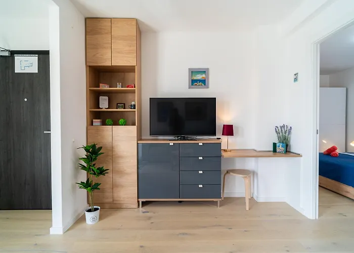 Duo Lipa By Belmont Realty Ζαντάρ