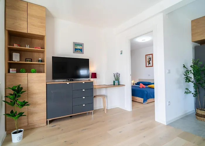 Duo Lipa By Belmont Realty Ζαντάρ